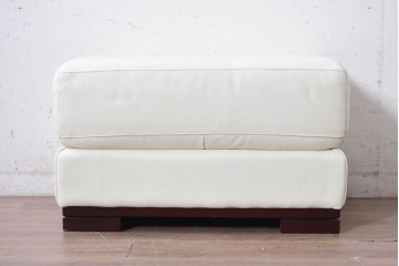 中古　IDC大塚家具　L/Sシリーズ　本革　すっきりとしたホワイトカラーのオットマン　定価約7万円　(R-089637)