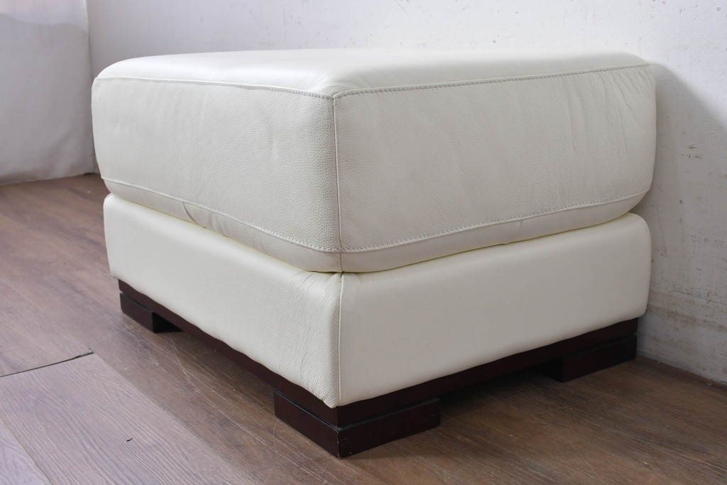 中古　IDC大塚家具　L/Sシリーズ　本革　すっきりとしたホワイトカラーのオットマン　定価約7万円　(R-089637)