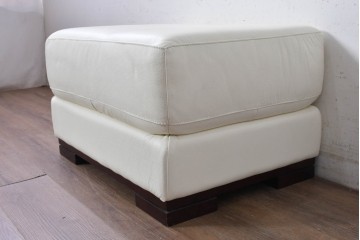 中古　IDC大塚家具　L/Sシリーズ　本革　すっきりとしたホワイトカラーのオットマン　定価約7万円　(R-089637)