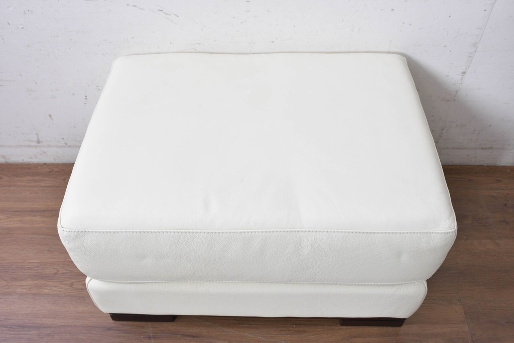 中古　IDC大塚家具　L/Sシリーズ　本革　すっきりとしたホワイトカラーのオットマン　定価約7万円　(R-089637)