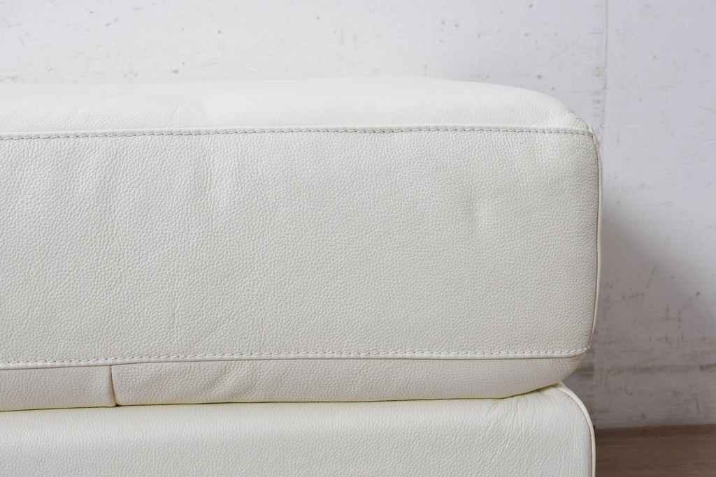 中古　IDC大塚家具　L/Sシリーズ　本革　すっきりとしたホワイトカラーのオットマン　定価約7万円　(R-089637)