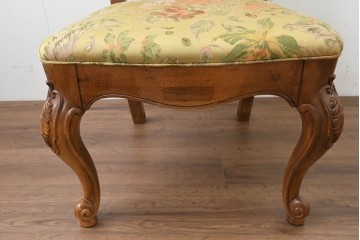 中古　アメリカ　美品　高級輸入家具　オーク材　花柄ファブリックと彫刻が優美なダイニングチェア4脚セット　(R-089638)