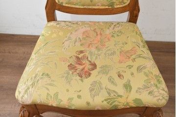 中古　アメリカ　美品　高級輸入家具　オーク材　花柄ファブリックと彫刻が優美なダイニングチェア4脚セット　(R-089638)
