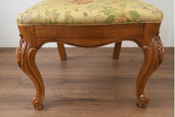 中古　アメリカ　美品　高級輸入家具　オーク材　花柄ファブリックと彫刻が優美なダイニングチェア4脚セット　(R-089638)