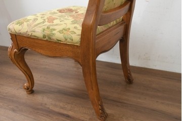 中古　アメリカ　美品　高級輸入家具　オーク材　花柄ファブリックと彫刻が優美なダイニングチェア4脚セット　(R-089638)