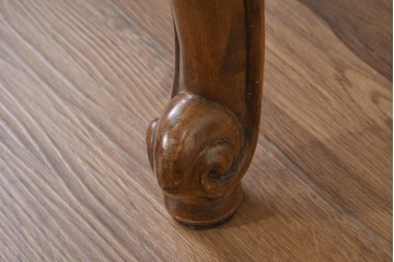 中古　アメリカ　美品　高級輸入家具　オーク材　花柄ファブリックと彫刻が優美なダイニングチェア4脚セット　(R-089638)