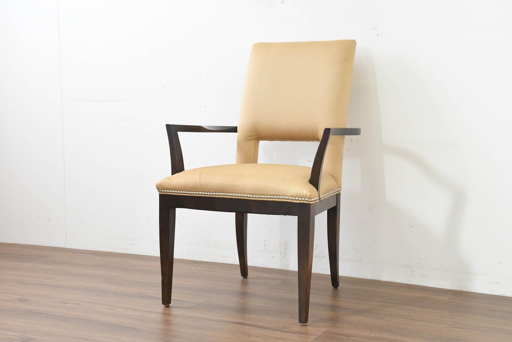 中古　アメリカ最高級ブランド　Century Furniture(センチュリー・ファニチャー)　品格漂う佇まいが魅力のアームチェア　定価約50万円　(R-089645)