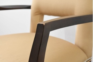 中古　アメリカ最高級ブランド　Century Furniture(センチュリー・ファニチャー)　品格漂う佇まいが魅力のアームチェア　定価約50万円　(R-089645)