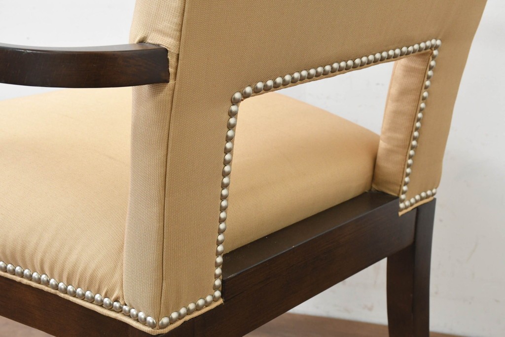 中古　アメリカ最高級ブランド　Century Furniture(センチュリー・ファニチャー)　品格漂う佇まいが魅力のアームチェア　定価約50万円　(R-089645)