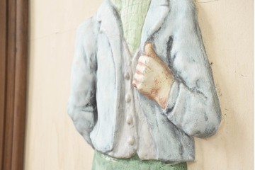 【簡易リペア限定品】　ヨーロッパヴィンテージ　1960年から1970年頃　石膏　立体的な人物像が目を引くウォールアート　(R-089652)