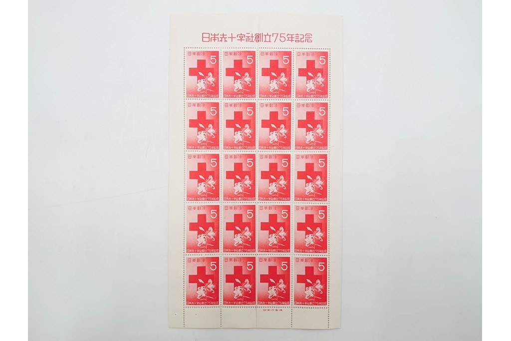 日本切手　日本赤十字社創立75年記念　未使用の切手シート2枚(2種・各20面)　額面300円分　(R-089660)