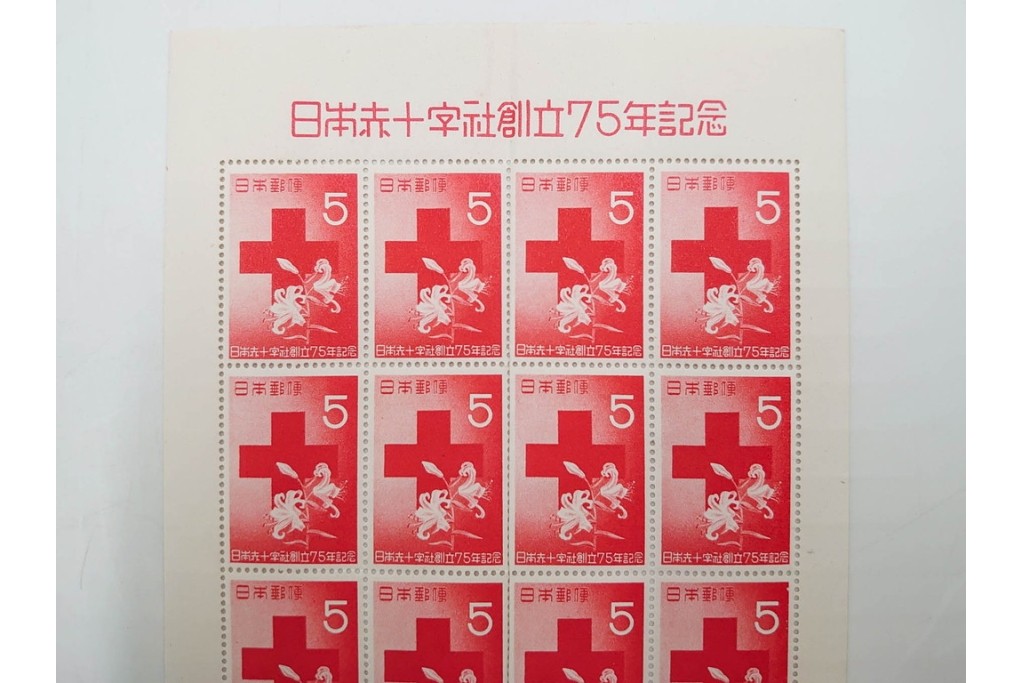 日本切手　日本赤十字社創立75年記念　未使用の切手シート2枚(2種・各20面)　額面300円分　(R-089660)