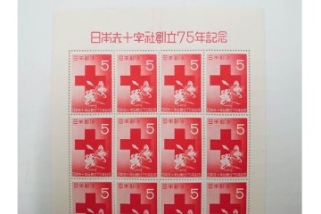 日本切手　日本赤十字社創立75年記念　未使用の切手シート2枚(2種・各20面)　額面300円分　(R-089660)