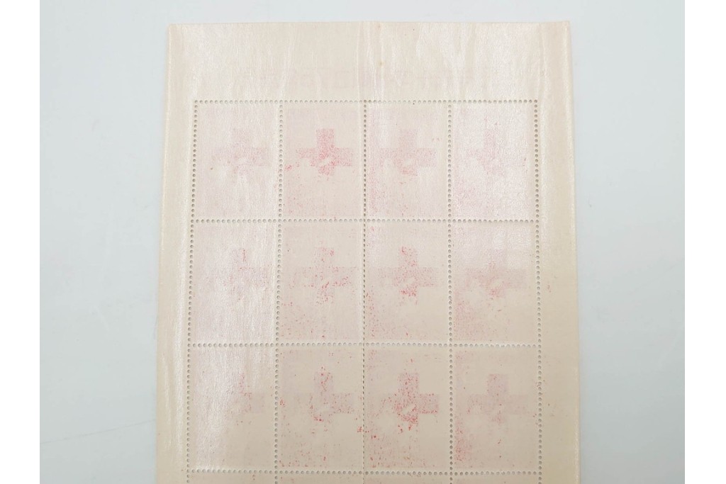 日本切手　日本赤十字社創立75年記念　未使用の切手シート2枚(2種・各20面)　額面300円分　(R-089660)