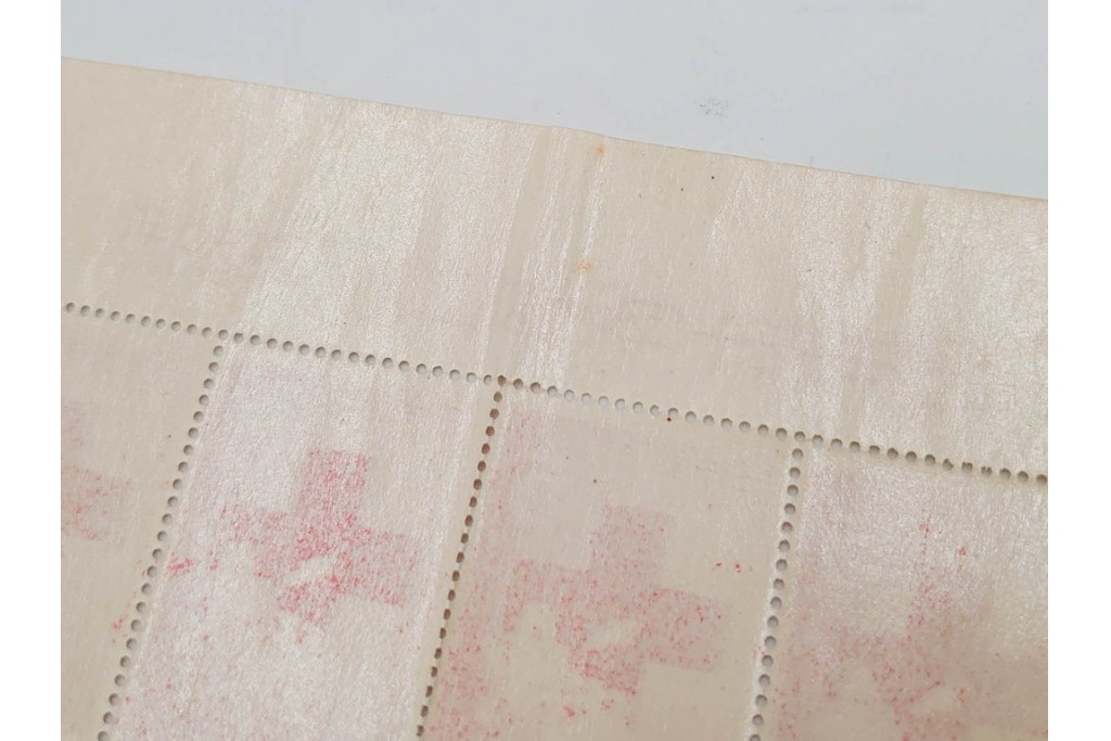 日本切手　日本赤十字社創立75年記念　未使用の切手シート2枚(2種・各20面)　額面300円分　(R-089660)