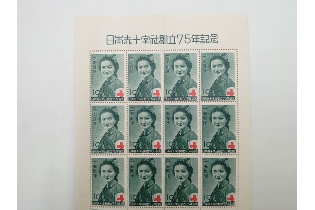日本切手　日本赤十字社創立75年記念　未使用の切手シート2枚(2種・各20面)　額面300円分　(R-089660)