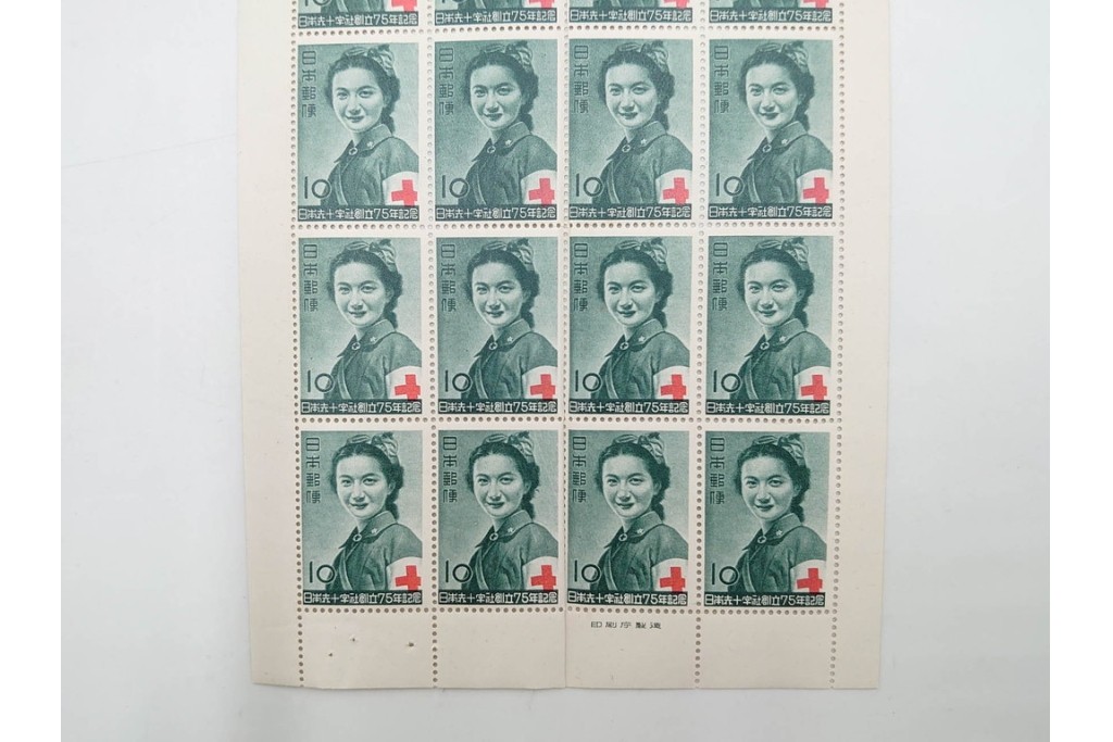 日本切手　日本赤十字社創立75年記念　未使用の切手シート2枚(2種・各20面)　額面300円分　(R-089660)
