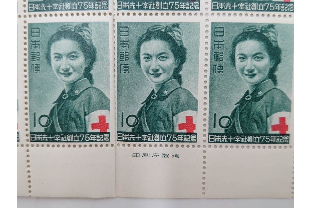 日本切手　日本赤十字社創立75年記念　未使用の切手シート2枚(2種・各20面)　額面300円分　(R-089660)
