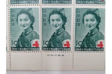 日本切手　日本赤十字社創立75年記念　未使用の切手シート2枚(2種・各20面)　額面300円分　(R-089660)