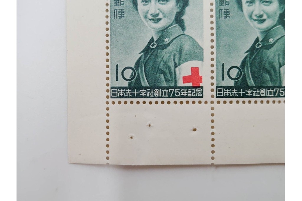 日本切手　日本赤十字社創立75年記念　未使用の切手シート2枚(2種・各20面)　額面300円分　(R-089660)