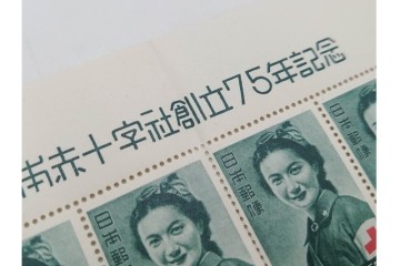 日本切手　日本赤十字社創立75年記念　未使用の切手シート2枚(2種・各20面)　額面300円分　(R-089660)