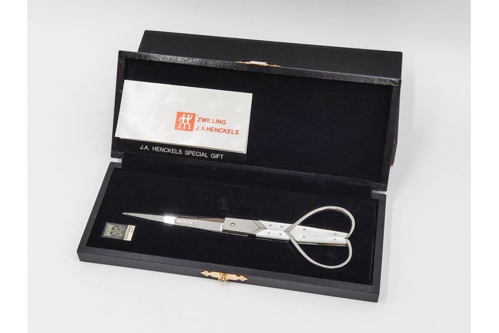 ドイツ　Solingen(ゾーリンゲン)　 ZWILLING J.A. HENCKELS(ツヴィリング J.A. ヘンケルス) 　マザーパールをあしらったスリードール鋏　外箱付き　(R-089669)