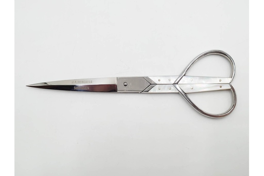 ドイツ　Solingen(ゾーリンゲン)　 ZWILLING J.A. HENCKELS(ツヴィリング J.A. ヘンケルス) 　マザーパールをあしらったスリードール鋏　外箱付き　(R-089669)