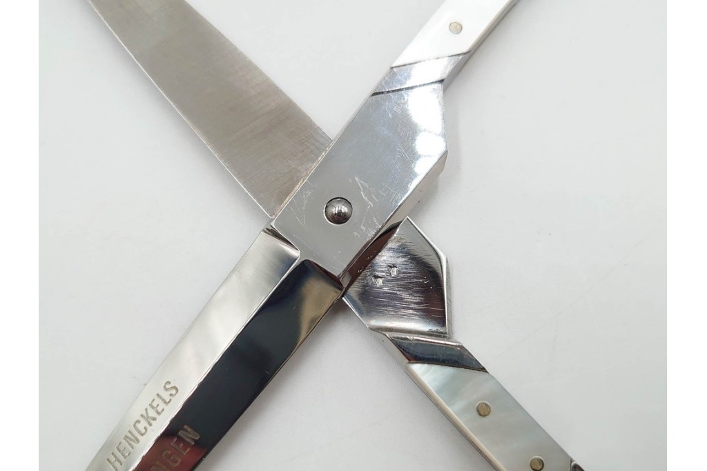 ドイツ　Solingen(ゾーリンゲン)　 ZWILLING J.A. HENCKELS(ツヴィリング J.A. ヘンケルス) 　マザーパールをあしらったスリードール鋏　外箱付き　(R-089669)