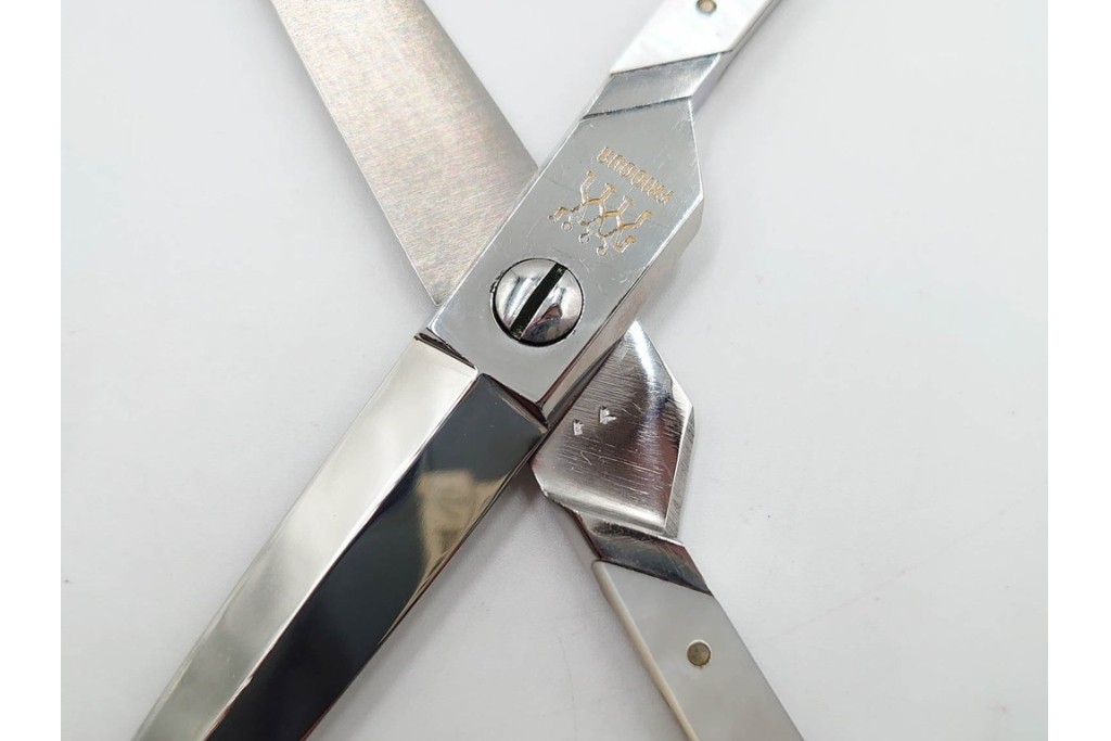 ドイツ　Solingen(ゾーリンゲン)　 ZWILLING J.A. HENCKELS(ツヴィリング J.A. ヘンケルス) 　マザーパールをあしらったスリードール鋏　外箱付き　(R-089669)