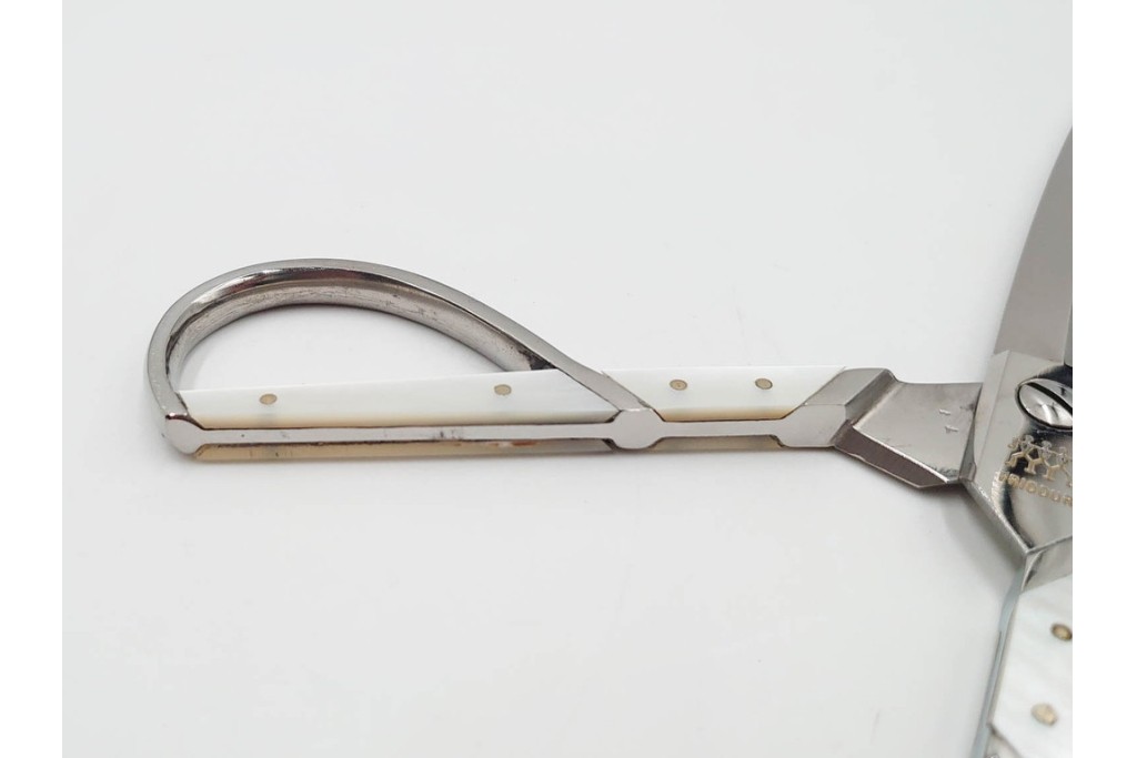 ドイツ　Solingen(ゾーリンゲン)　 ZWILLING J.A. HENCKELS(ツヴィリング J.A. ヘンケルス) 　マザーパールをあしらったスリードール鋏　外箱付き　(R-089669)