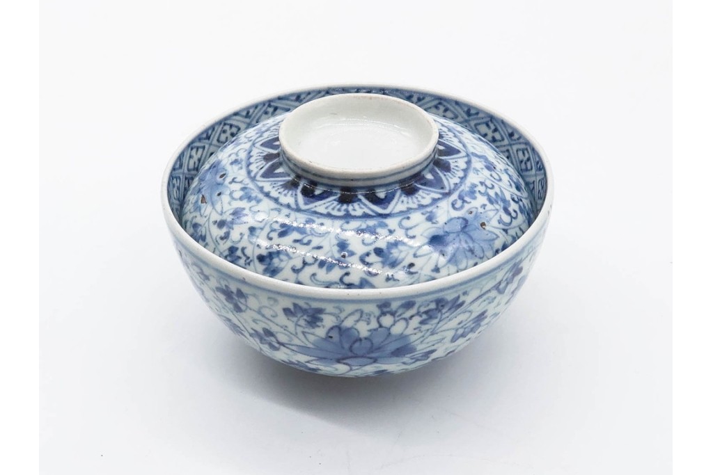 江戸期　古伊万里　染付　花唐草文と松竹梅文が上品な蓋付き茶碗　(R-089675)