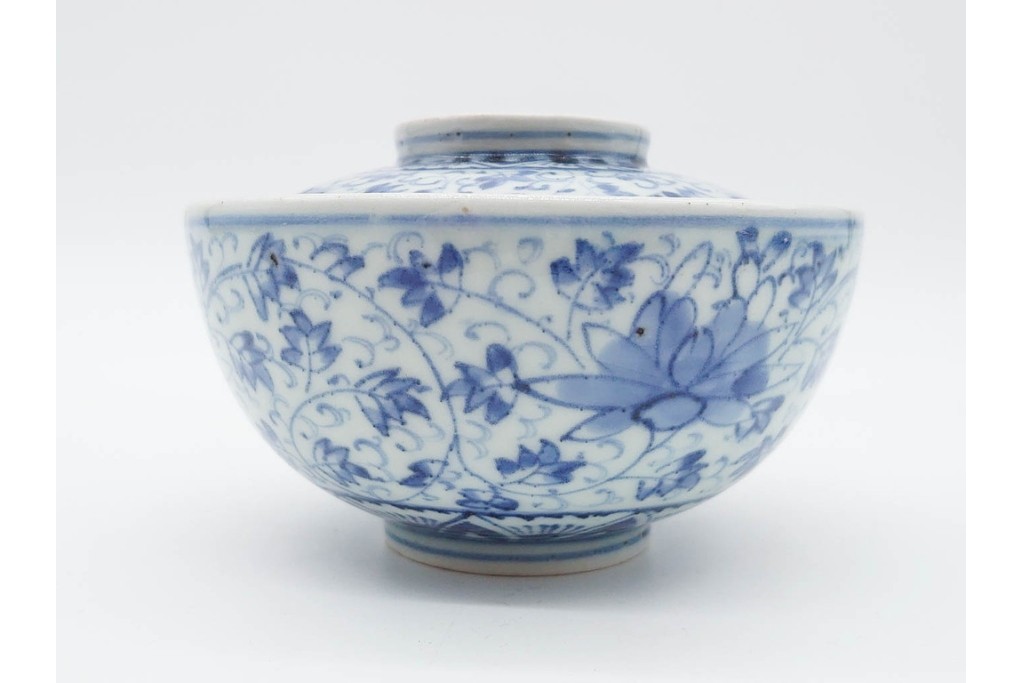 江戸期　古伊万里　染付　花唐草文と松竹梅文が上品な蓋付き茶碗　(R-089675)