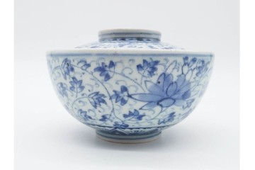 江戸期　古伊万里　染付　花唐草文と松竹梅文が上品な蓋付き茶碗　(R-089675)