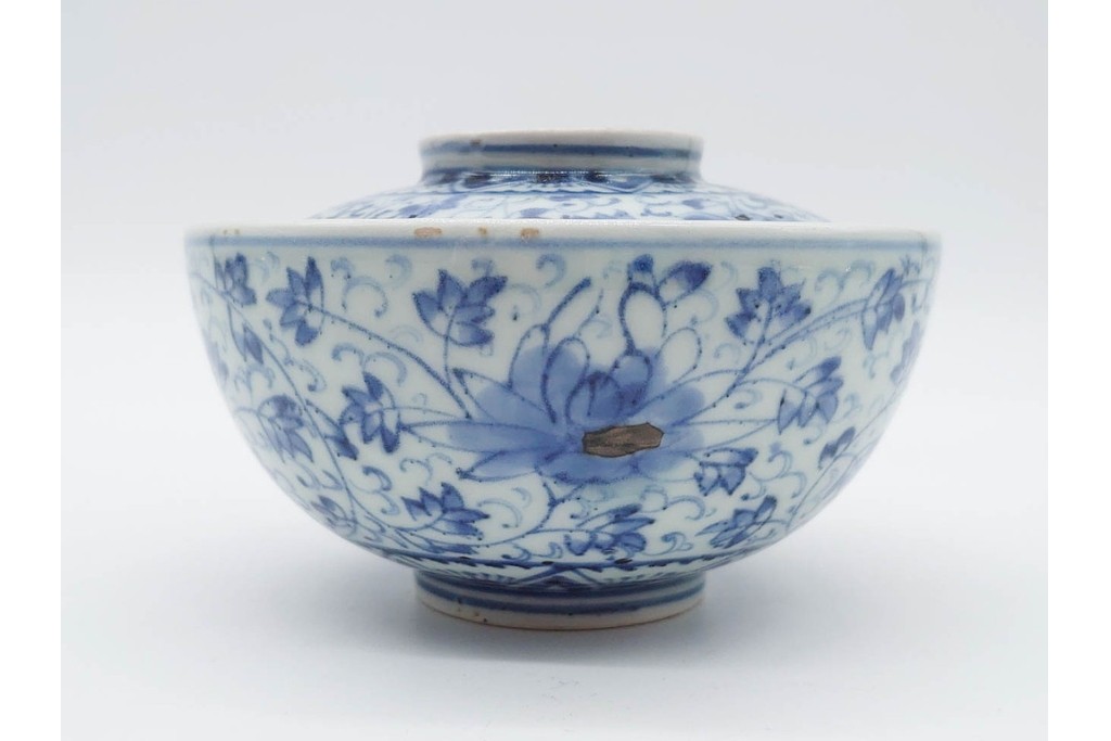 江戸期　古伊万里　染付　花唐草文と松竹梅文が上品な蓋付き茶碗　(R-089675)