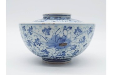 江戸期　古伊万里　染付　花唐草文と松竹梅文が上品な蓋付き茶碗　(R-089675)
