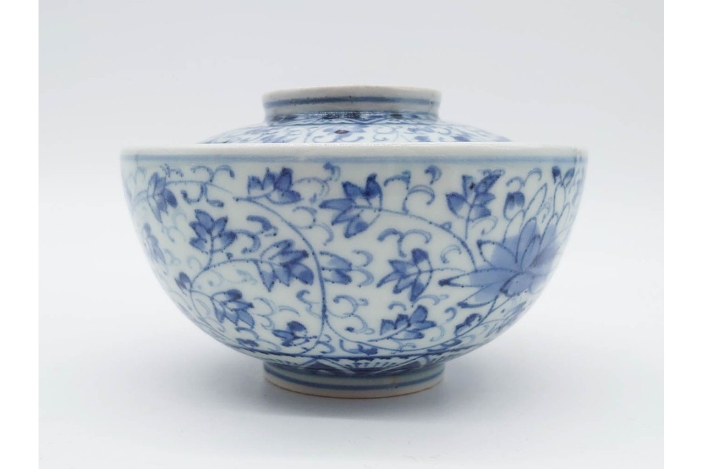 江戸期　古伊万里　染付　花唐草文と松竹梅文が上品な蓋付き茶碗　(R-089675)