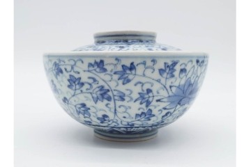江戸期　古伊万里　染付　花唐草文と松竹梅文が上品な蓋付き茶碗　(R-089675)