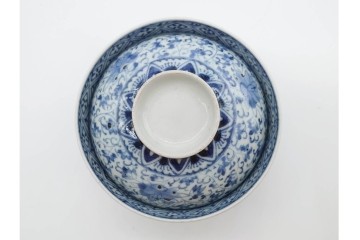 江戸期　古伊万里　染付　花唐草文と松竹梅文が上品な蓋付き茶碗　(R-089675)