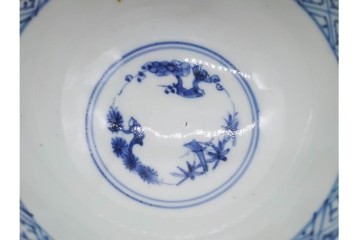 江戸期　古伊万里　染付　花唐草文と松竹梅文が上品な蓋付き茶碗　(R-089675)