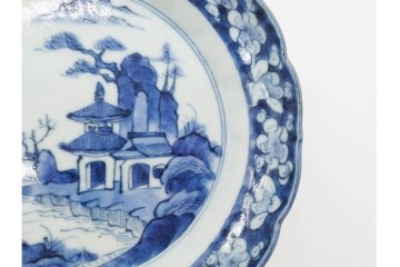 江戸期　古伊万里　染付　直径約15cm(4.9寸)　花文が彩る楼閣山水図の中皿2枚セット　(R-089676)