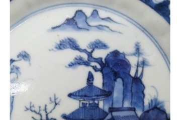 江戸期　古伊万里　染付　直径約15cm(4.9寸)　花文が彩る楼閣山水図の中皿2枚セット　(R-089676)