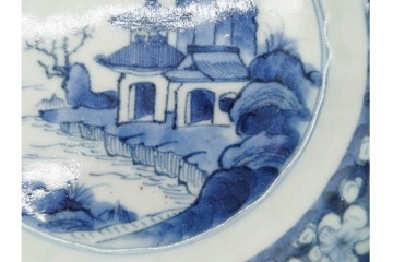 江戸期　古伊万里　染付　直径約15cm(4.9寸)　花文が彩る楼閣山水図の中皿2枚セット　(R-089676)