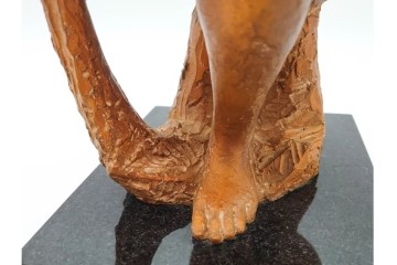 彫刻家 小森邦夫　「腰かけた婦」　高さ約34cm　裸婦のブロンズ像　(R-089679)