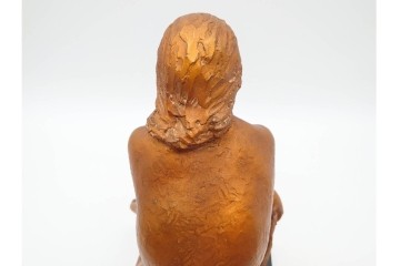 彫刻家 小森邦夫　「腰かけた婦」　高さ約34cm　裸婦のブロンズ像　(R-089679)