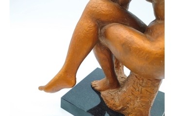 彫刻家 小森邦夫　「腰かけた婦」　高さ約34cm　裸婦のブロンズ像　(R-089679)