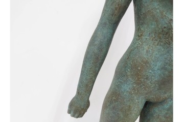彫刻家 小森邦夫　高さ約86cm　優美な立ち姿が目を引く裸婦のブロンズ像　(R-089681)