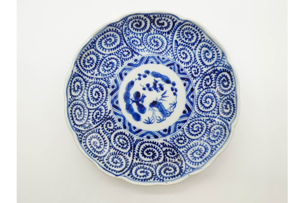 江戸から明治期　古伊万里　染付　直径約20cm(6.6寸)　蛸唐草文に松竹梅文が映える輪花型中皿4枚セット　(R-089685)