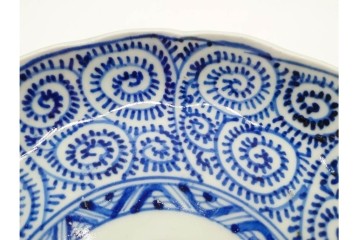 江戸から明治期　古伊万里　染付　直径約20cm(6.6寸)　蛸唐草文に松竹梅文が映える輪花型中皿3枚セット　(R-089686)