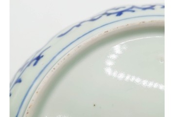 江戸から明治期　古伊万里　染付　直径約20cm(6.6寸)　蛸唐草文に松竹梅文が映える輪花型中皿3枚セット　(R-089686)