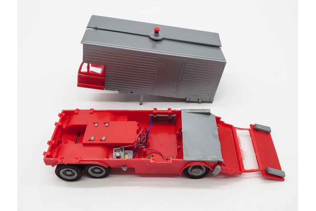 当時物　IMAI(旧イマイ)　キャプテンスカーレットの追跡戦闘車・秘密トレーラー・ヘリコプター　サンダーバードのジェットモグラタンク　プラモデルなどまとめてセット　外箱付き　(R-089691)